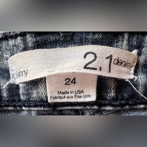 Forever 21. Women’s denim size 24. Acid wash . Light weight stretch fabric .